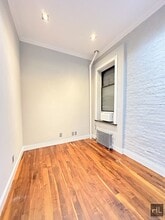 Mott Street in New York, NY - Foto de edificio - Building Photo