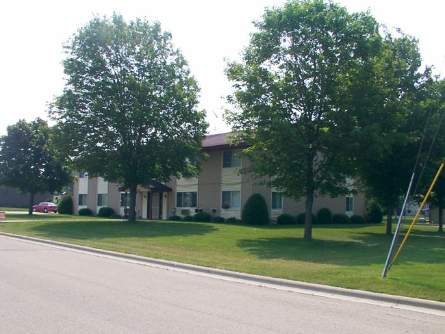 402 E Cedar St in Bonduel, WI - Foto de edificio - Building Photo