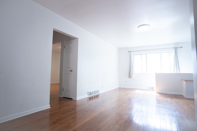 property at 2428 W Berwyn Ave