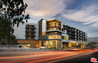 3425 W Olive Ave in Burbank, CA - Building Photo