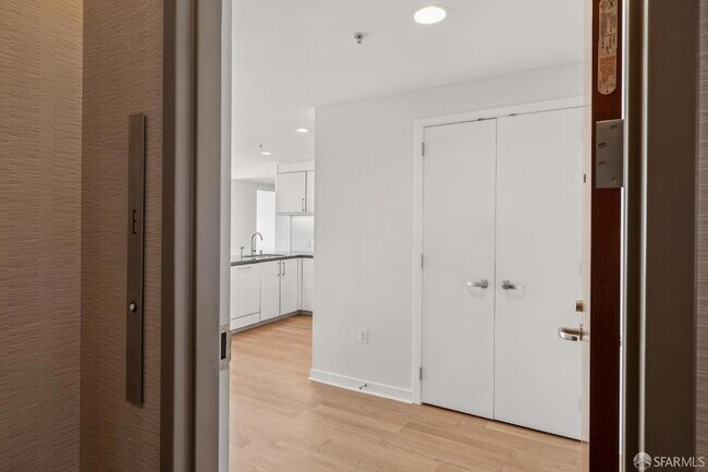 301 Main St, Unit 27E in San Francisco, CA - Building Photo - Building Photo