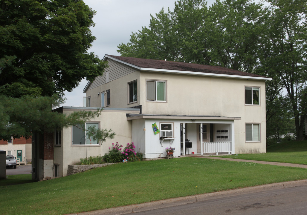 615 Watkins St in Mora, MN - Building Photo