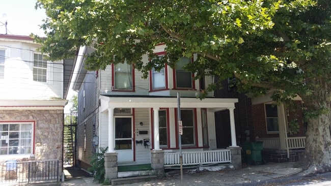 437 E 1st St, Unit 3