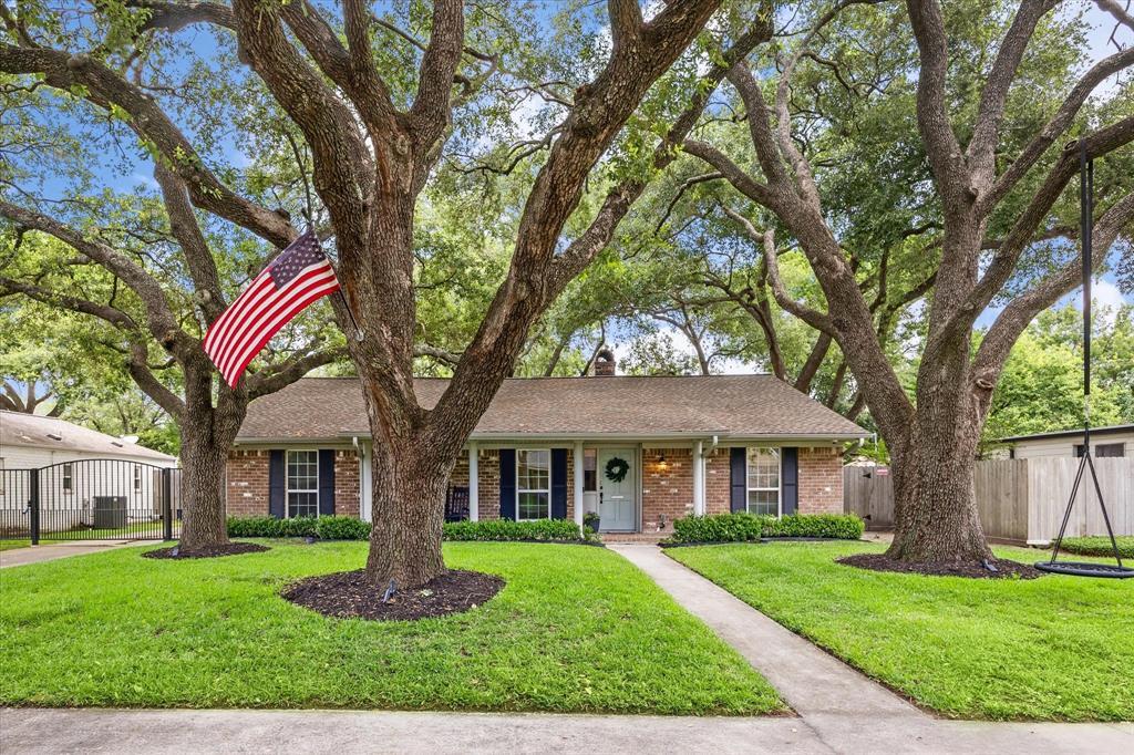 10714 Piping Rock Ln in Houston, TX - Building Photo
