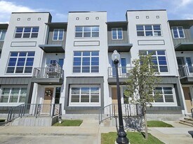 13325 Bee St, Unit 406 in Farmers Branch, TX - Building Photo