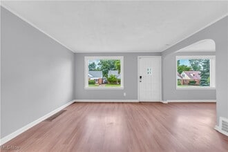 18400 Waterbury Ave in Maple Heights, OH - Building Photo - Building Photo