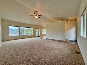 6686 Washington 291B in Nine Mile Falls, WA - Building Photo - Building Photo