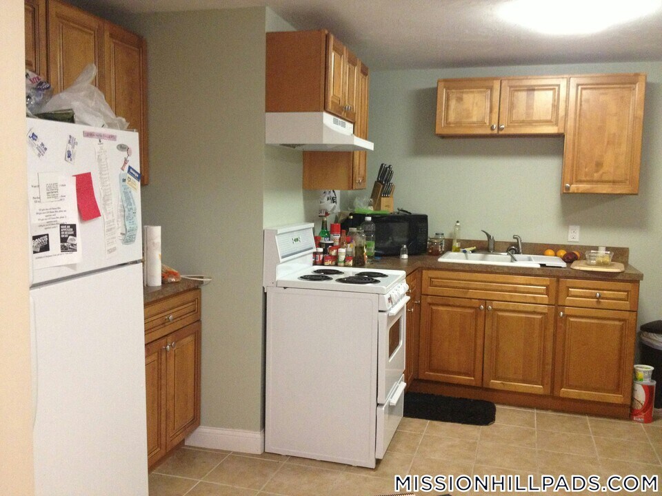 891 Huntington Ave in Boston, MA - Building Photo