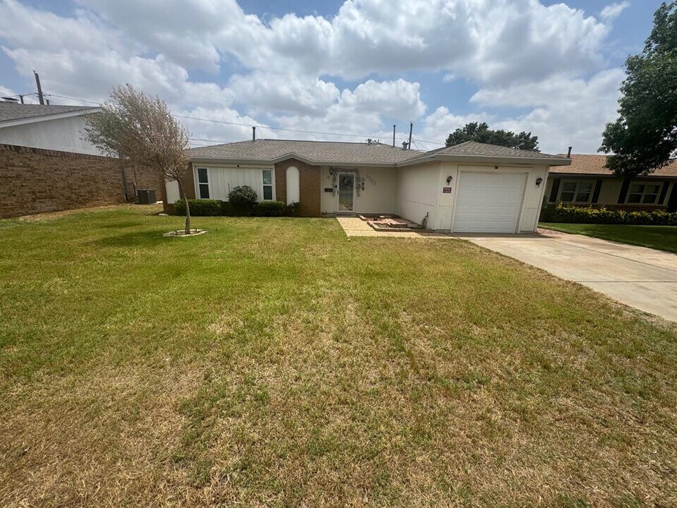 1752 E 53rd St in Odessa, TX - Building Photo