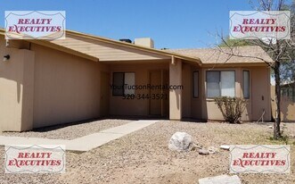 1960 W Greenleaf Dr in Tucson, AZ - Building Photo