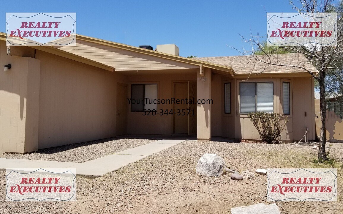 1960 W Greenleaf Dr in Tucson, AZ - Building Photo