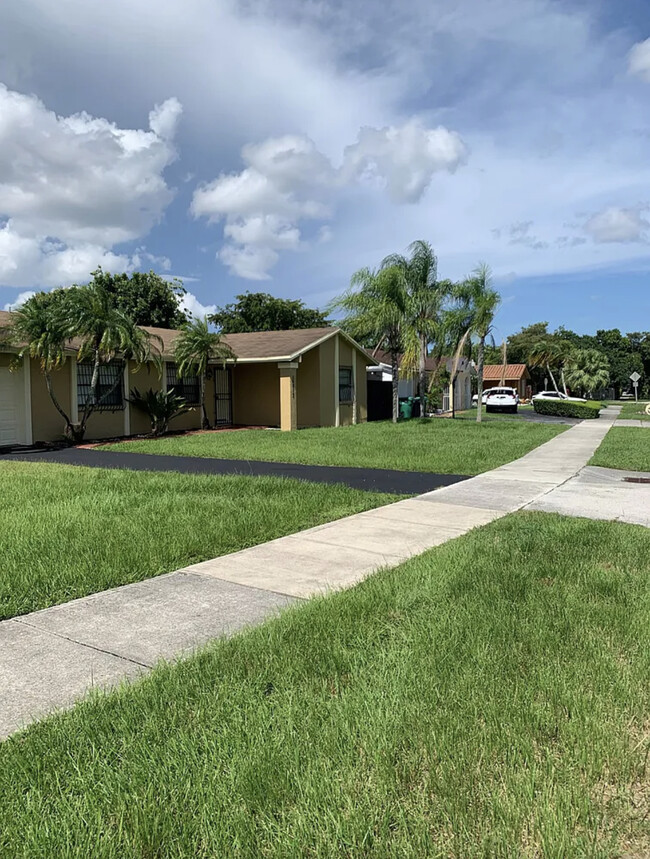 14813 SW 67th Ln in Miami, FL - Building Photo - Building Photo