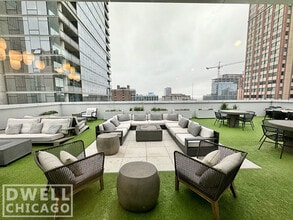 110 W Chicago Ave, Unit 903 in Chicago, IL - Building Photo - Building Photo