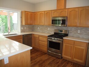 1586 Cougar Ct SW in Albany, OR - Building Photo - Building Photo