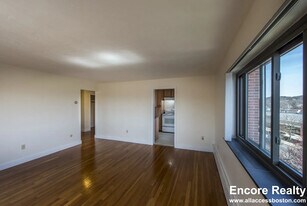 898 Massachusetts Ave, Unit 42 in Arlington, MA - Building Photo