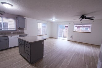 455 Donna Dr in Newberg, OR - Building Photo - Building Photo