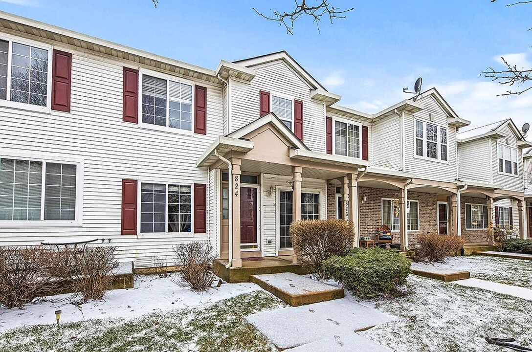 824 County Line Rd in Aurora, IL - Building Photo