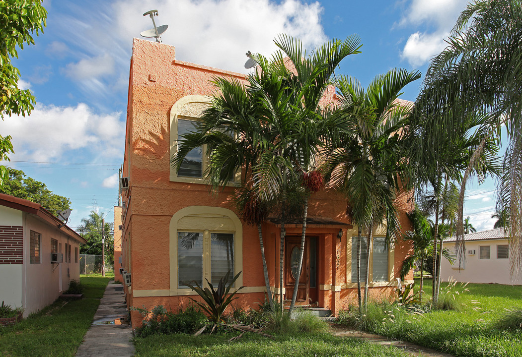 1621 Van Buren St in Hollywood, FL - Foto de edificio