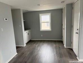 296 Doherty Ave in Hempstead, NY - Foto de edificio - Building Photo