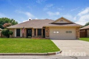 721 Parkview Dr in Burleson, TX - Building Photo