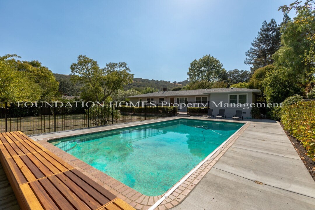 7 Tappan Ct in San Anselmo, CA - Building Photo