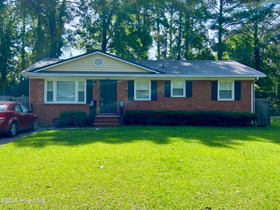732 Dennis Rd in Jacksonville, NC - Foto de edificio