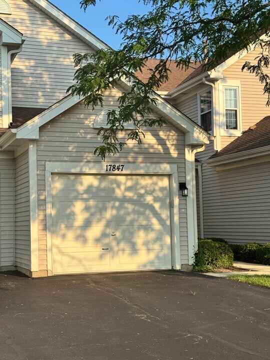 17847 W Salisbury Dr in Gurnee, IL - Building Photo