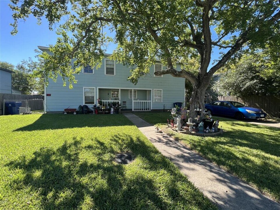 1129 4th Ave N in Texas City, TX - Building Photo