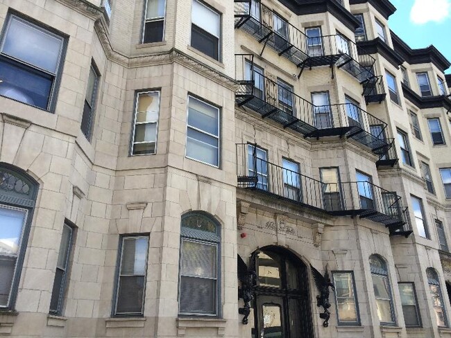 34 Westland Ave, Unit 16 in Boston, MA - Foto de edificio - Building Photo