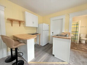 10 Spruce Ave, Unit 2A in Claremont, NH - Building Photo - Building Photo