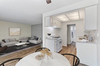 Warwick Square in Santa Ana, CA - Building Photo - Building Photo
