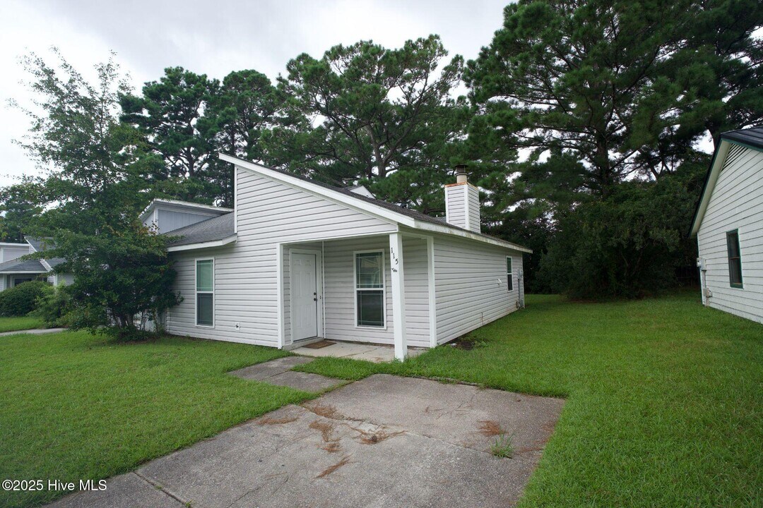 115 Village Cir in Jacksonville, NC - Foto de edificio