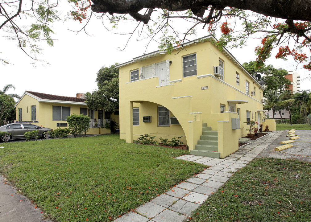 910-1000 S Douglas Rd in Coral Gables, FL - Building Photo