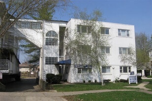 111 S Busey Ave in Urbana, IL - Building Photo