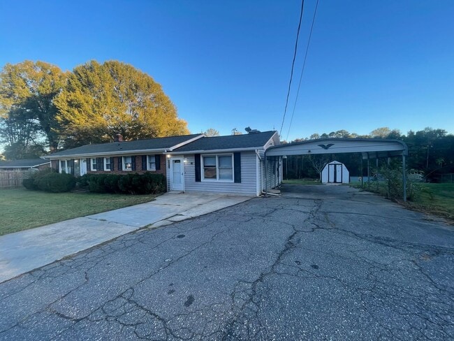 2488 NC-16 in Newton, NC - Building Photo - Building Photo