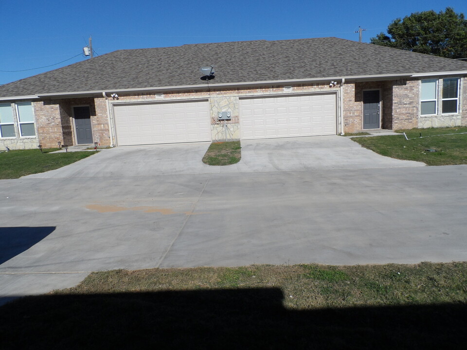 1208 Country Club Rd in Cleburne, TX - Foto de edificio