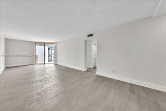 1750 W 46th St in Hialeah, FL - Foto de edificio - Building Photo