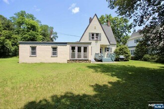 6 Cottage Pl in Allendale, NJ - Building Photo - Building Photo