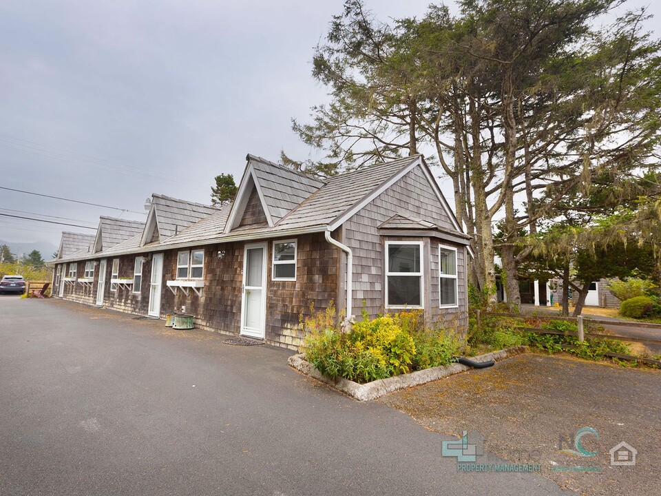 1860 Beach Dr in Seaside, OR - Building Photo