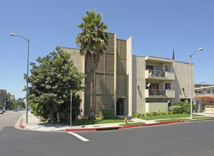 1301 N Mansfield Ave in Los Angeles, CA - Building Photo - Building Photo