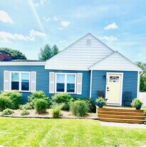 236 E Carpenter Ave in Charlevoix, MI - Building Photo