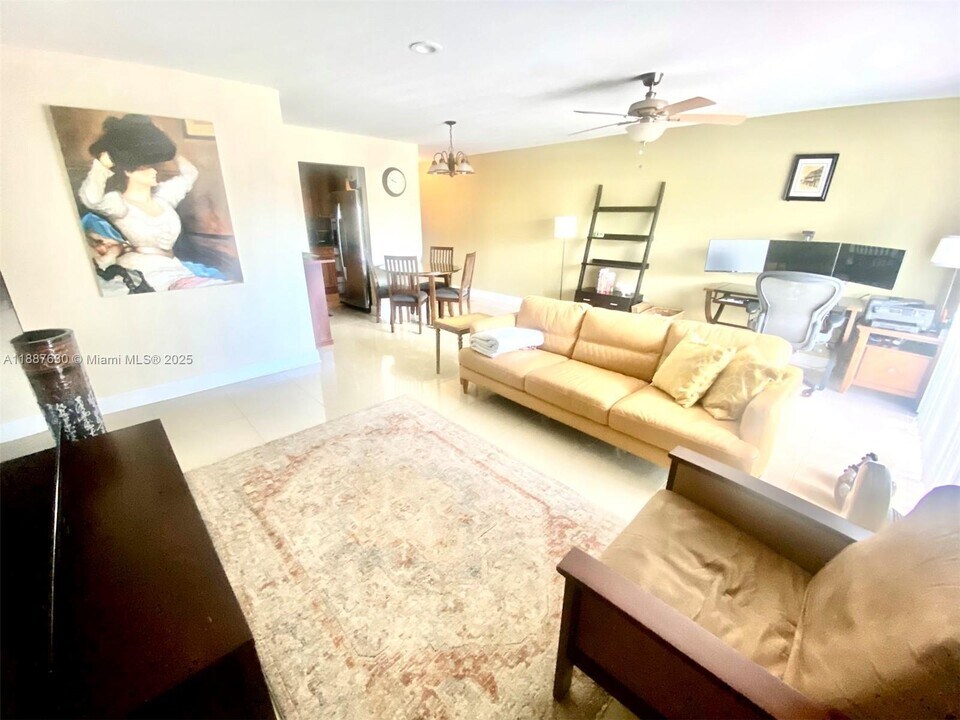 17051 NE 35th Ave in Miami, FL - Building Photo