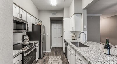 938 Kingwood Dr in Humble, TX - Foto de edificio - Building Photo
