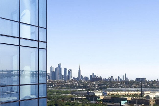 RVR in Secaucus, NJ - Foto de edificio - Building Photo