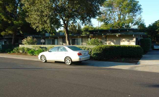 1079 Tanland Dr in Palo Alto, CA - Building Photo - Building Photo