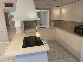 802 NE 26th Ave in Hallandale Beach, FL - Foto de edificio - Building Photo