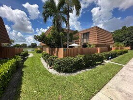 246 Charter Way in West Palm Beach, FL - Building Photo