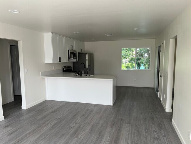 5059 63rd St in San Diego, CA - Foto de edificio - Building Photo