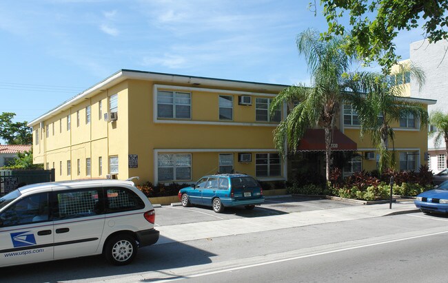 2330 Coral Way in Coral Gables, FL - Foto de edificio - Building Photo