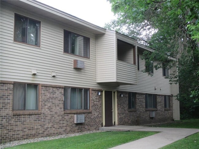 124 4th Ave in Miltona, MN - Foto de edificio - Building Photo
